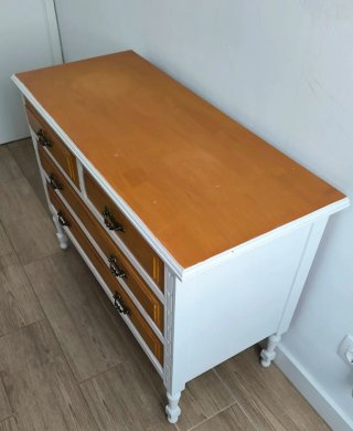 Cómoda de madera y blanca