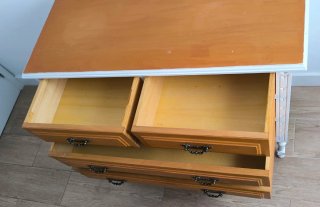 Cómoda de madera y blanca