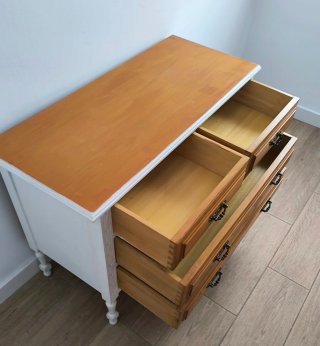 Cómoda de madera y blanca