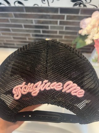 Gorra Syna World Negra con Logo Rojo