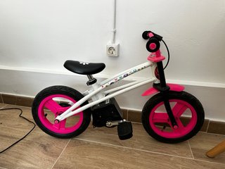 Bicicleta infantil rosa y blanca