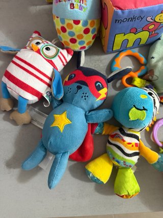 Lote juguetes bebé: peluches y libros