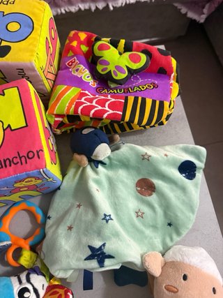 Lote juguetes bebé: peluches y libros