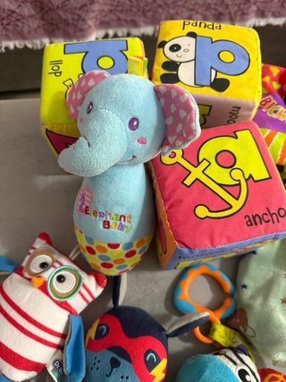 Lote juguetes bebé: peluches y libros