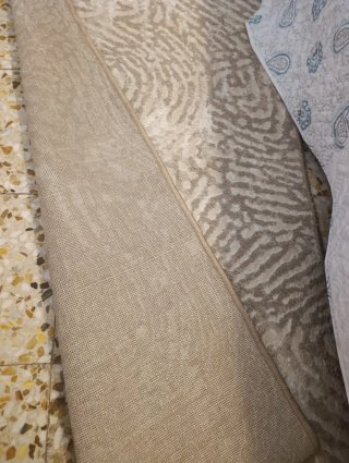 Alfombra beige y marrón de tela