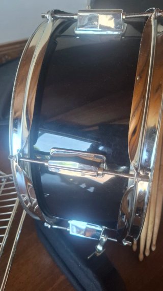 Tambor DB Percussion con baquetas