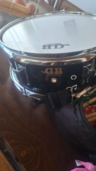 Tambor DB Percussion con baquetas