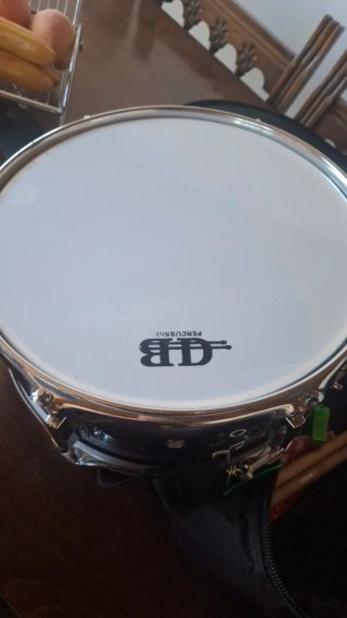 Tambor DB Percussion con baquetas