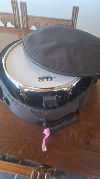 Tambor DB Percussion con baquetas