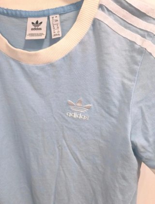 Camiseta Adidas azul con rayas blancas