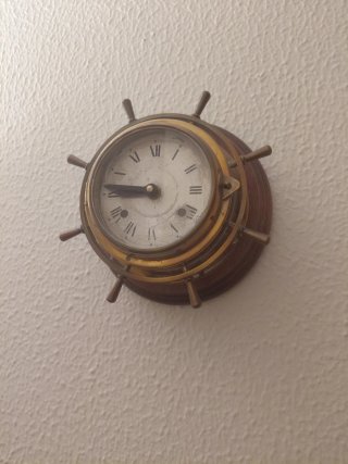 Reloj de pared estilo timón náutico muy antiguo