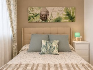 Base de cama con cabecero tapizado.
