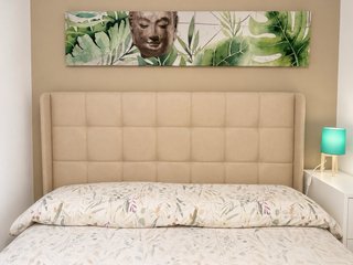Base de cama con cabecero tapizado.
