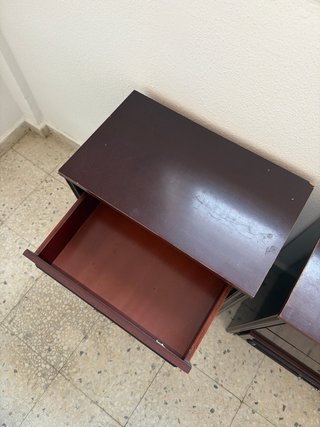 Mesitas de noche de madera marrones