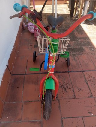 Triciclo infantil rojo con cesta