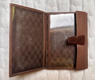 Cartera de piel marrón