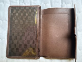Cartera de piel marrón