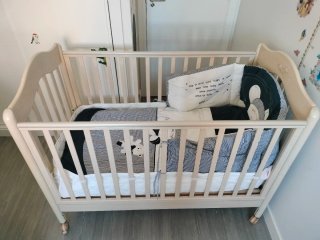 Cuna de madera para bebé