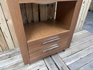 MUEBLE CON PICA Y GRIFO