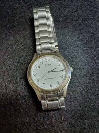 Reloj Casio Classic Plata y Blanco