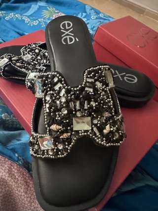 Sandalias Exé pedrería joya negras y plateadas