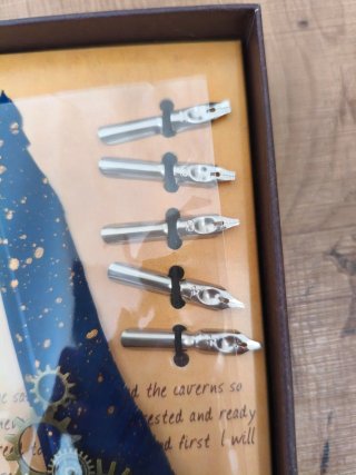 Pluma estilo antiguo con plumines y tintero