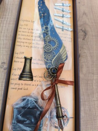 Pluma estilo antiguo con plumines y tintero