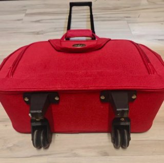 Maleta de cabina con ruedas roja