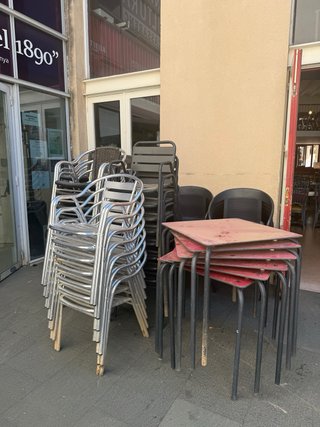 Terraza Estrella Damm mesas y sillas