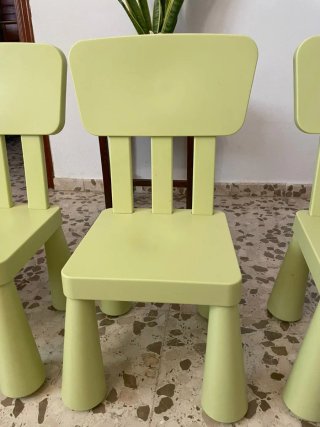 Mesa infantil redonda + 4 sillas verdes