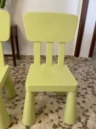 Mesa infantil redonda + 4 sillas verdes