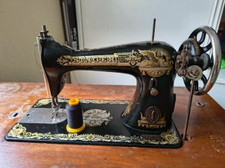 Máquina de Coser Antigua SINGER Negra