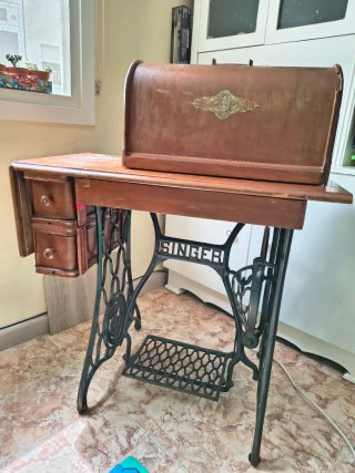 Máquina de Coser Antigua SINGER Negra