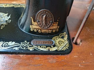 Máquina de Coser Antigua SINGER Negra