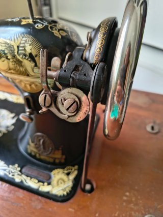 Máquina de Coser Antigua SINGER Negra