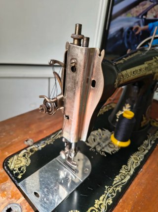 Máquina de Coser Antigua SINGER Negra