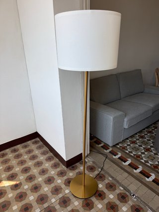 Lámpara de pie IKEA dorada y blanca