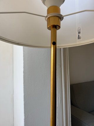 Lámpara de pie IKEA dorada y blanca