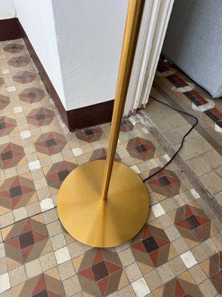 Lámpara de pie IKEA dorada y blanca