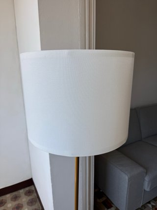 Lámpara de pie IKEA dorada y blanca