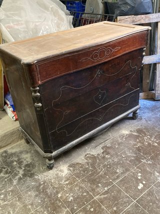 Antigua cajonera con encimera de mármol