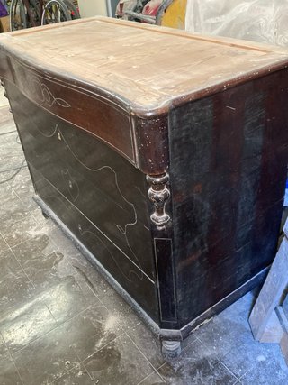 Antigua cajonera con encimera de mármol
