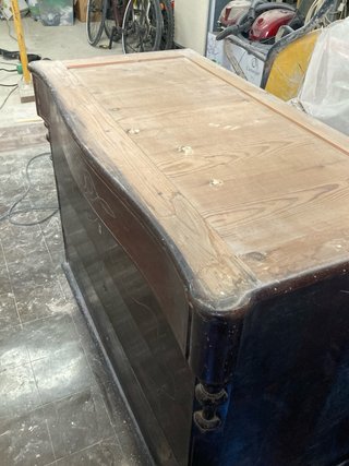 Antigua cajonera con encimera de mármol