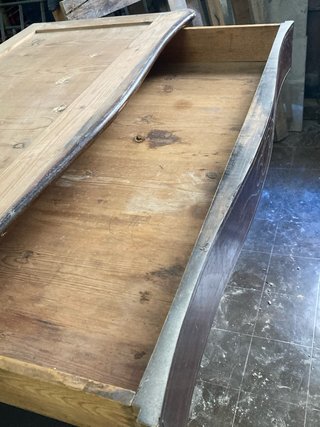 Antigua cajonera con encimera de mármol