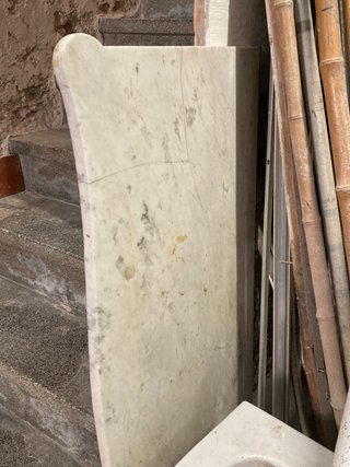 Antigua cajonera con encimera de mármol