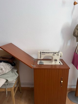 Máquina de coser Wertheim. Con pedal y eléctrica.