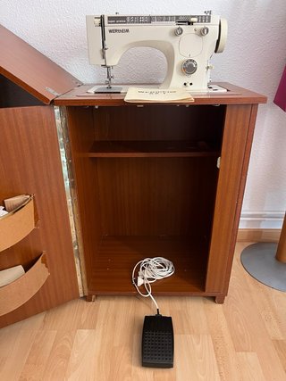 Máquina de coser Wertheim. Con pedal y eléctrica.