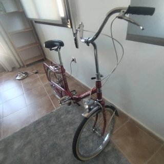 Bicicleta plegable vintage roja