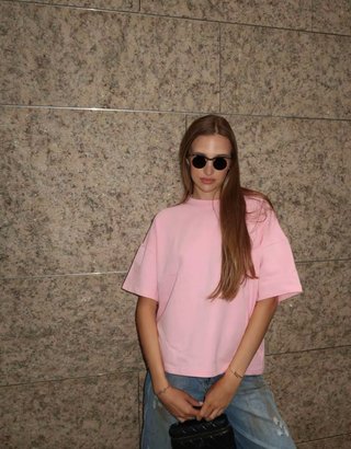 T-shirt rosa con cuore sulla schiena
