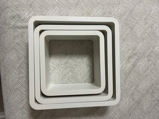 Estanterías cuadradas blancas